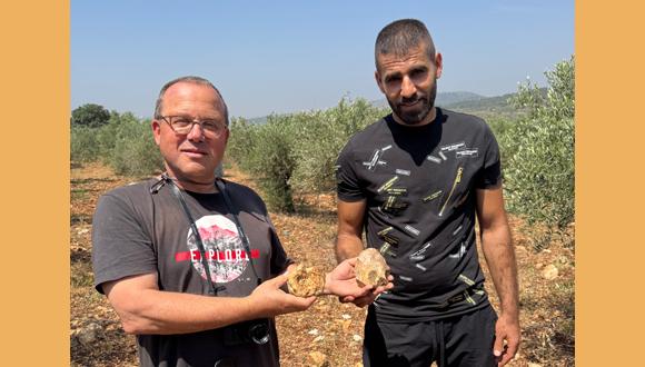 מועתז שלאעטה ופרופ' רן ברקאי בבקעת סכנין מועתז שלאעטה ופרופ' רן ברקאי בבקעת סכנין